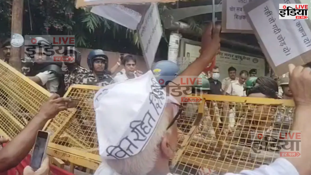 Bihar Teacher Protest: टीचर्स-डे पर कटोरा लेकर सड़क पर उतरे शिक्षक, शिक्षा मंत्री ने कांग्रेस को घेरा Mithilesh Tiwari Statement पर पटना में शिक्षक प्रदर्शन