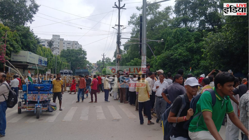 Patna Tap-Water Maintenance Worker Protest के दौरान JP गोलंबर पर प्रदर्शन करते नल जल अनुरक्षक