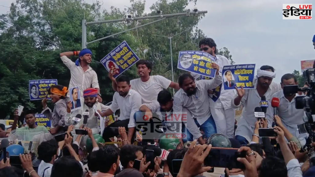 Patna Reservation Protest: आरक्षण के मुद्दे पर पटना में प्रदर्शन Patna Reservation Protest के दौरान जेपी गोलंबर पर प्रदर्शनकारी