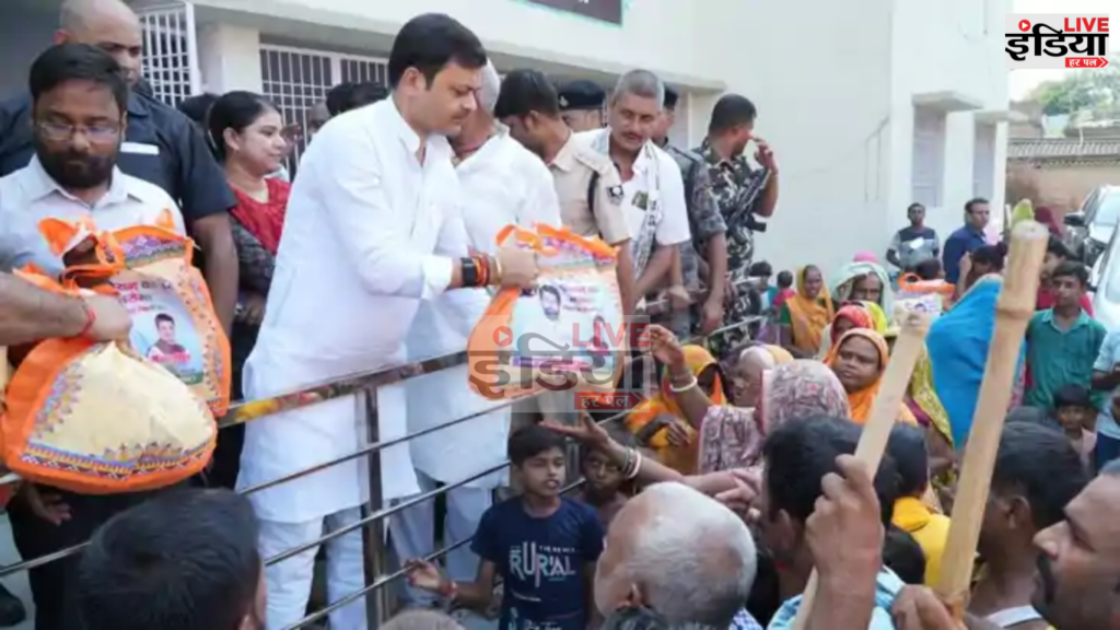 Bihar Flood Relief के दौरान संजय सिंह ने बांटी राहत सामग्री