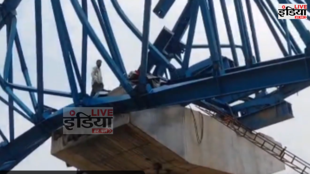 Vaishali Bridge Collapse: निर्माणाधीन सिक्स-लेन पुल का हिस्सा गिरा, 4 मजदूर मलबे में दबे Vaishali Bridge Collapse में निर्माणाधीन सिक्स-लेन पुल का हिस्सा गिरा
